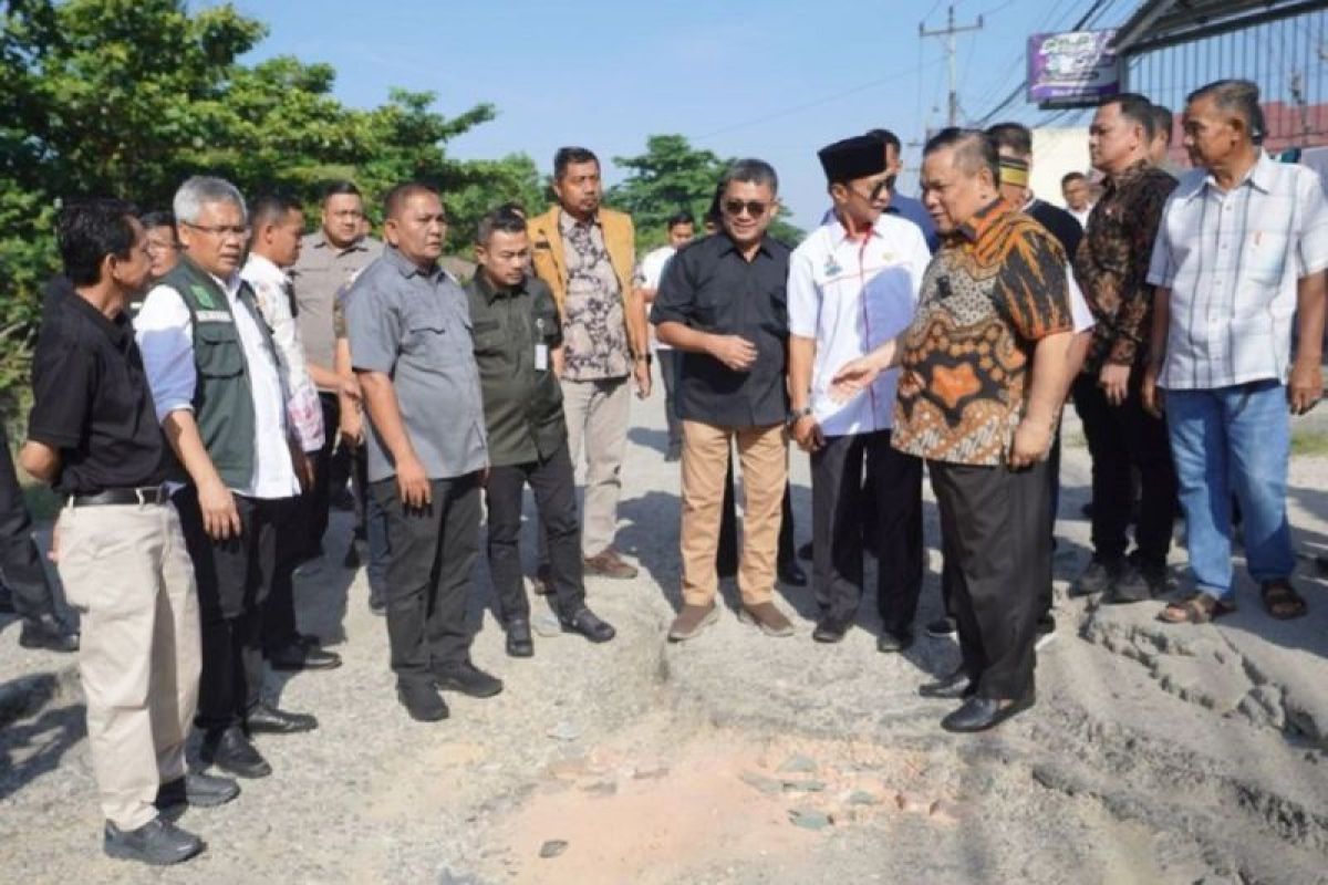 GALERI FOTO - Pj Gubri tinjau jalan rusak di Pekanbaru