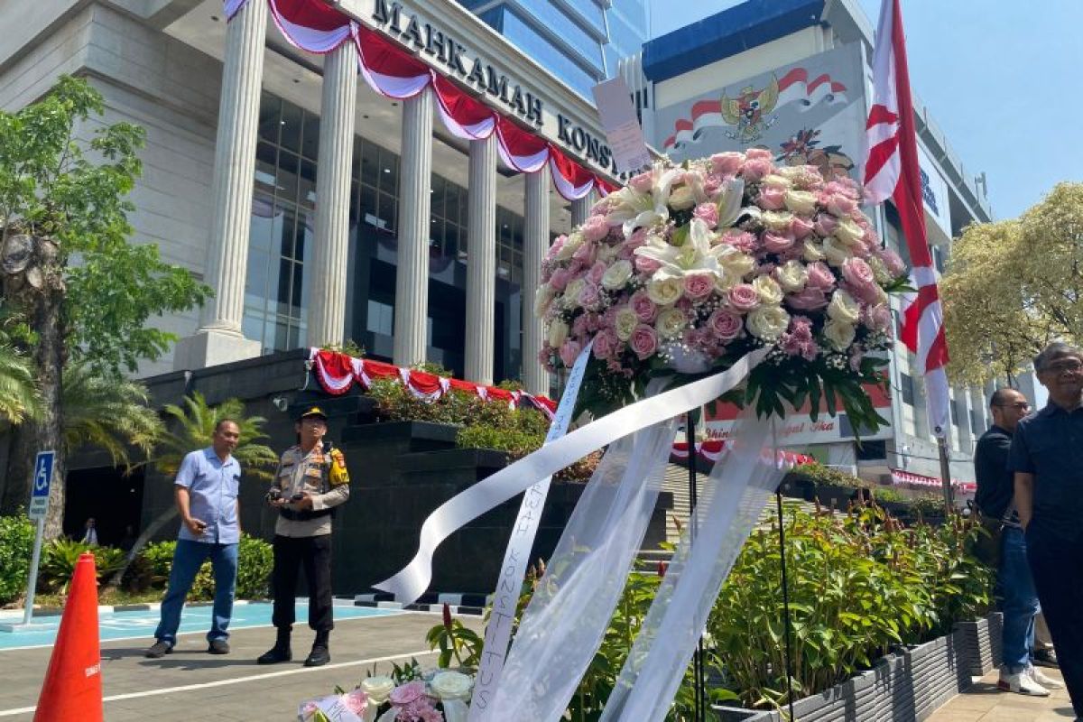 Aktivis hingga guru besar menyerahkan karangan bunga dukungan kepada MK