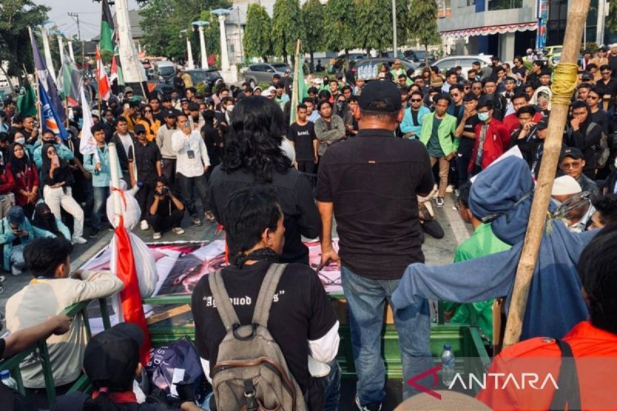 Unjuk rasa tolak  revisi Undang-Undang Pilkada di Solo berlangsung aman