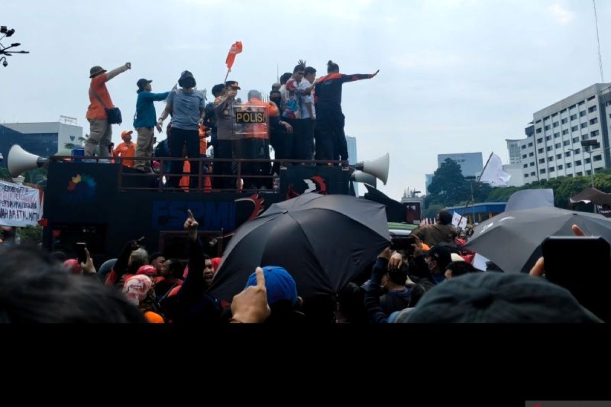 Massa melempari anggota DPR RI tatkala demo di depan gedung wakil rakyat