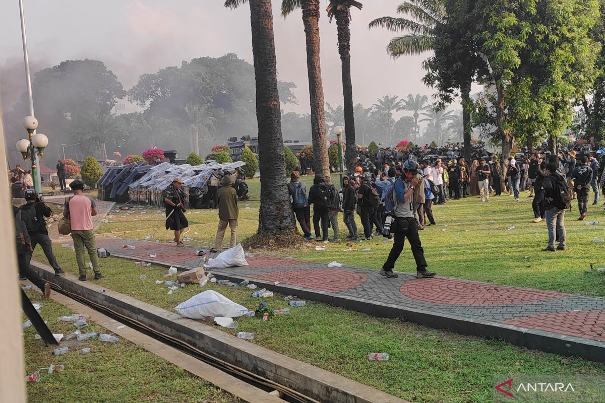 Polisi mengimbau massa jangan terprovokasi dengan melempar ke gedung DPR