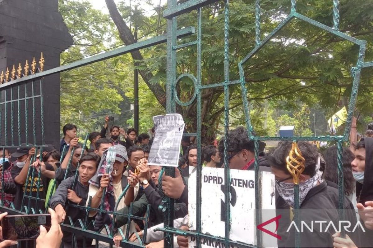 Belasan mahasiswa peserta aksi unjuk rasa dilarikan ke RS