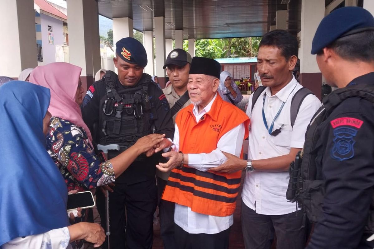 Gubernur Maluku Utara AGK dituntut 9 tahun penjara