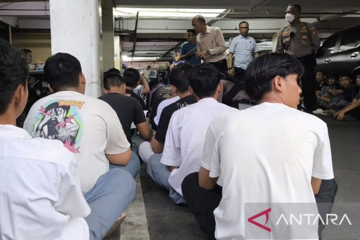 159 siswa sekolah yang akan demo di gedung DPR diamankan polisi