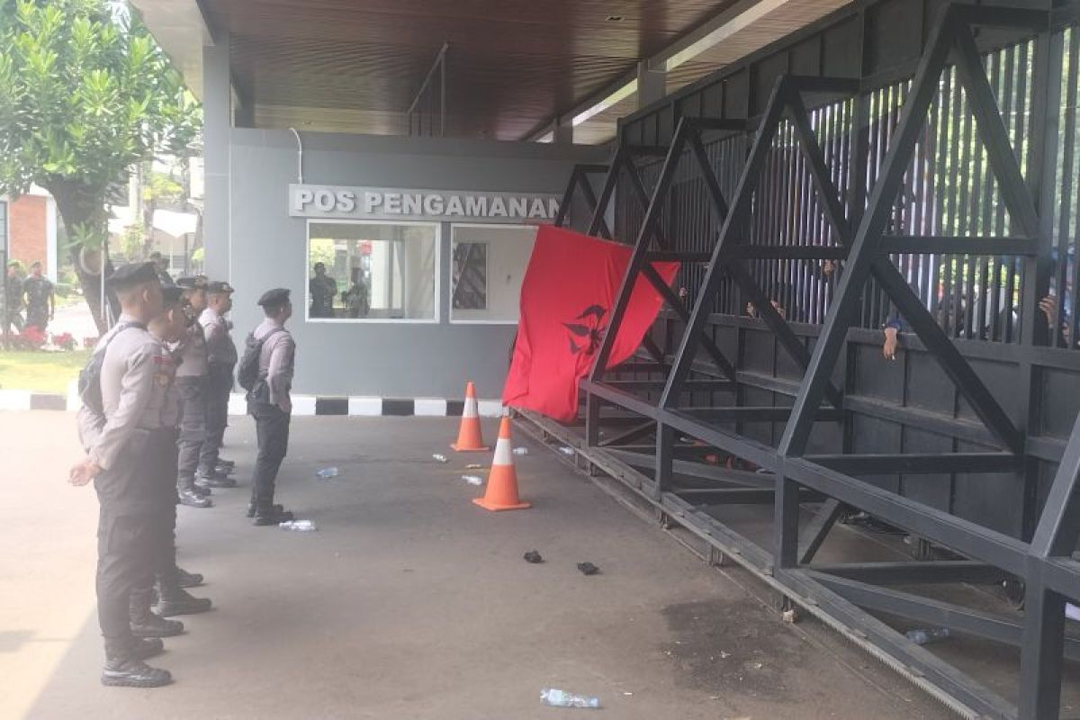 Tolak revisi II Pilkada, massa dobrak gerbang belakang gedung DPR