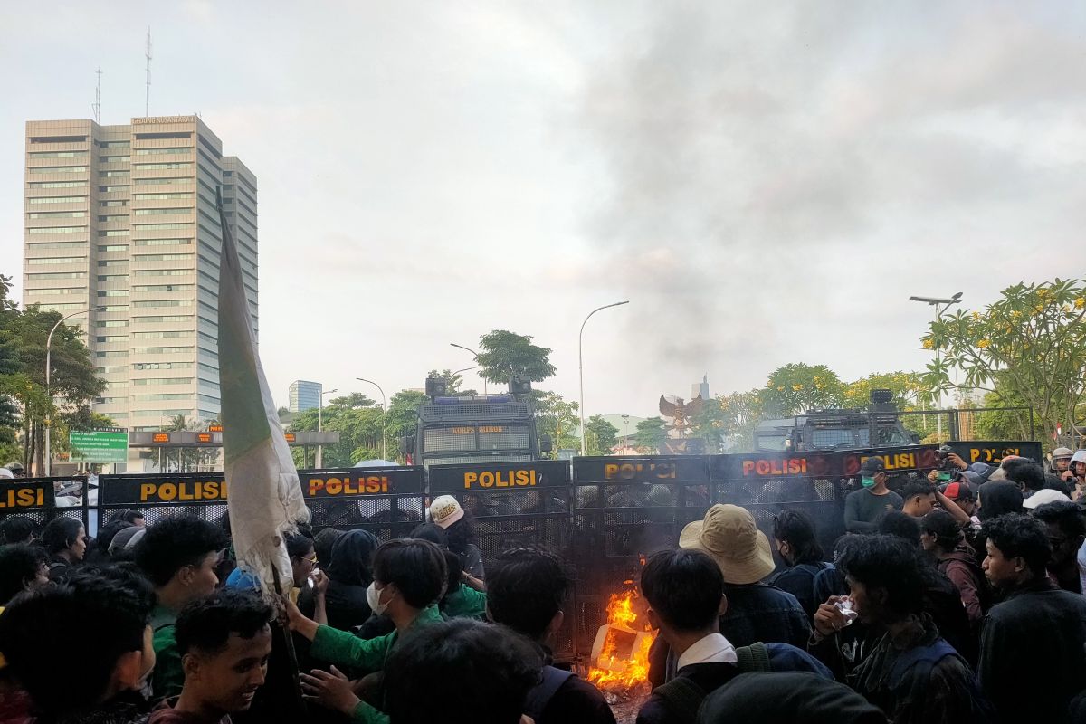 Massa aksi dorong-dorongan dengan polisi di gerbang belakang Gedung DPR