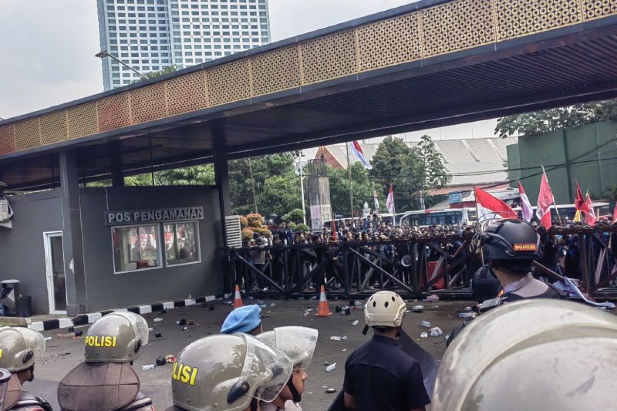 Pagar Gerbang Pancasila DPR rubuh oleh massa yang berunjuk rasa