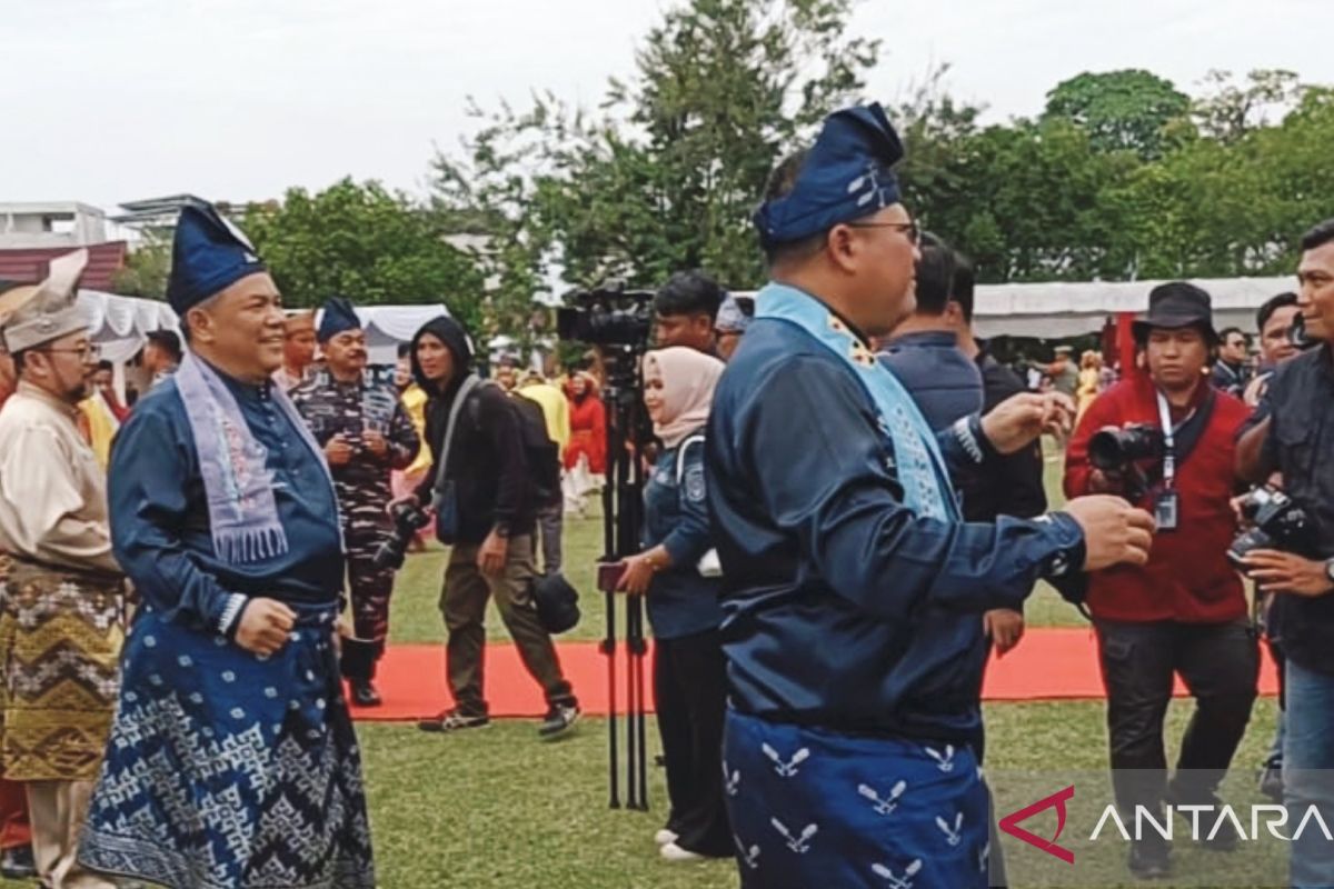 Masyarakat tumpah ruah di Teluk Kuantan selama musim pacu jalur