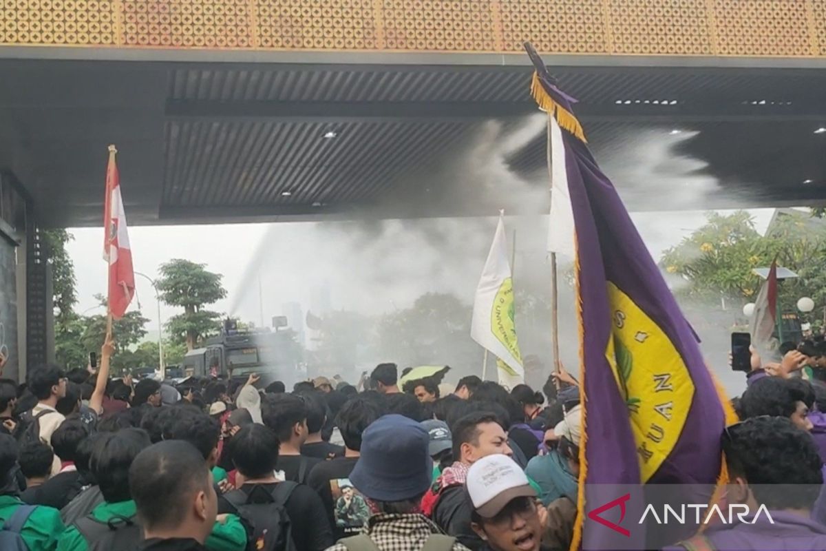 Polisi tembakan "water canon" ke massa aksi di Gerbang Pancasila DPR