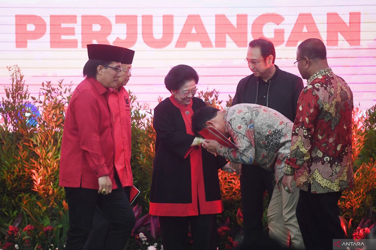 Megawati minta Bahlil mengenalkan dirinya kepada "Raja Jawa"