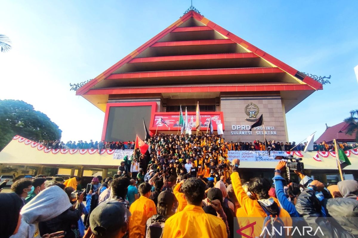 Aksi massa kawal putusan MK di Makassar berlangsung kondusif