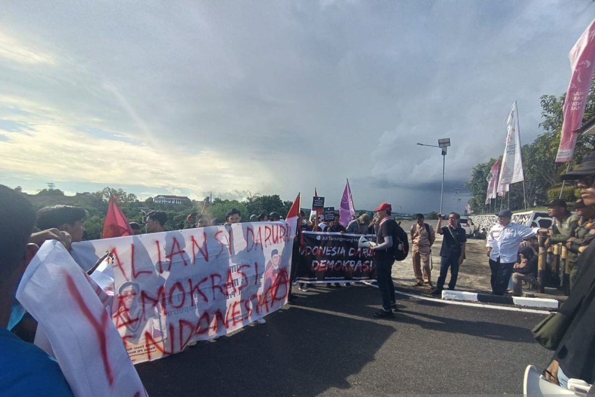 Mahasiswa dan jurnalis demo kawal putusan MK di kantor DPRD Kepri