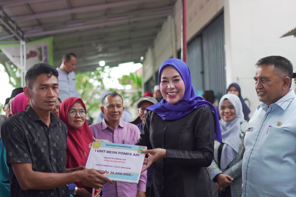 Pemkab Solok serahkan bantuan alsintan pompa air untuk kelompok tani