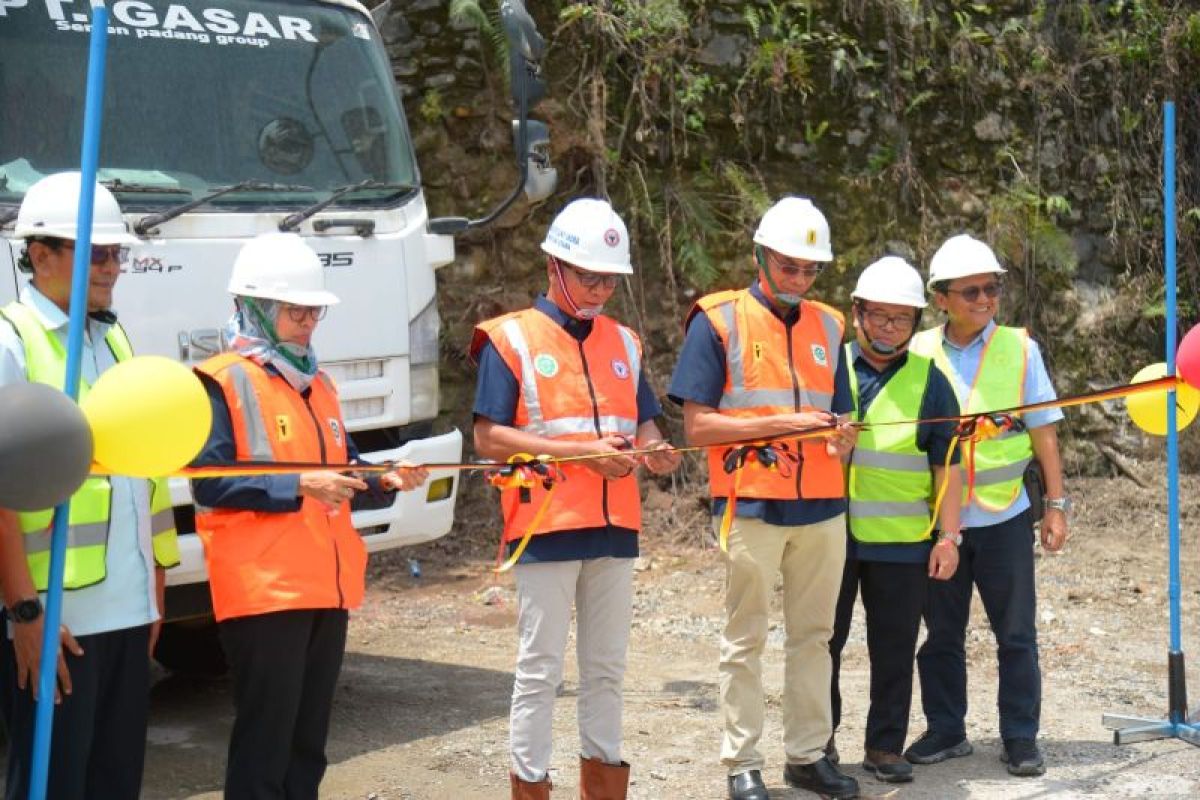 Resmikan "Batching Plant", Dirut PT Semen Padang berharap PT Igasar kembali berjaya