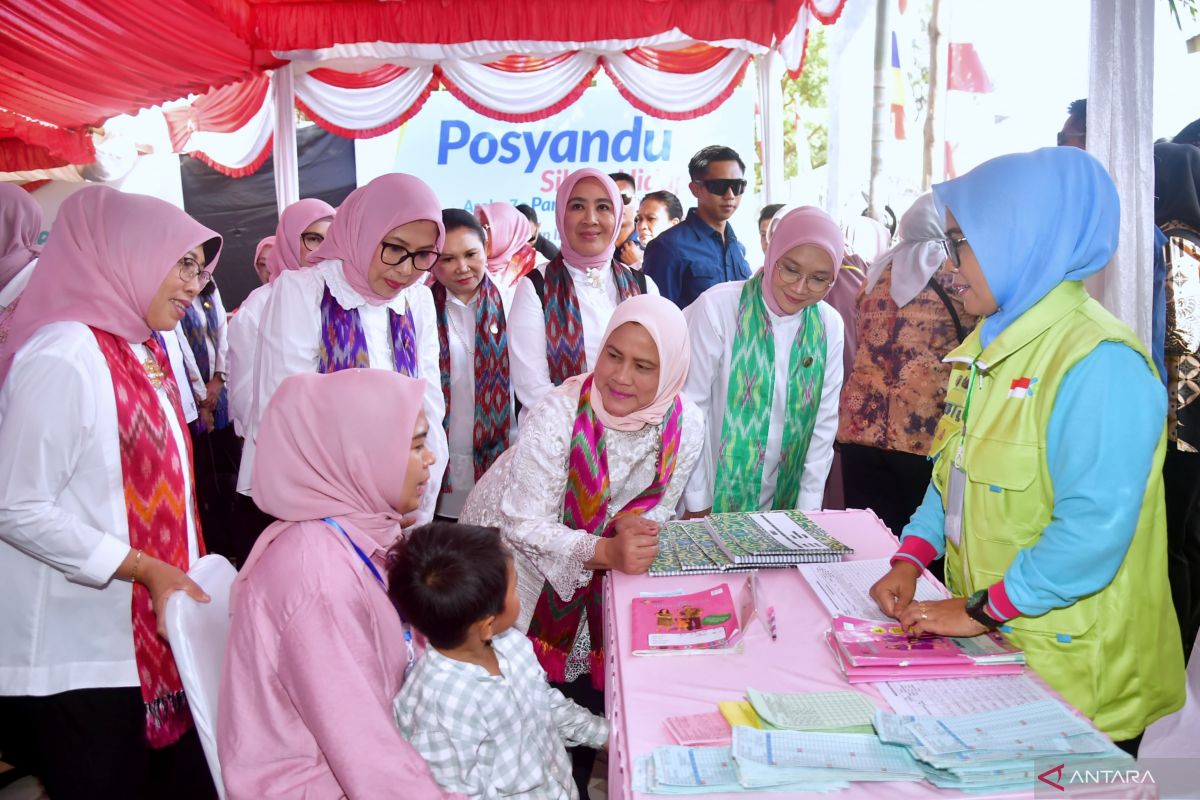 Iriana Jokowi meninjau vaksinasi anak di Posyandu Kota Makassar