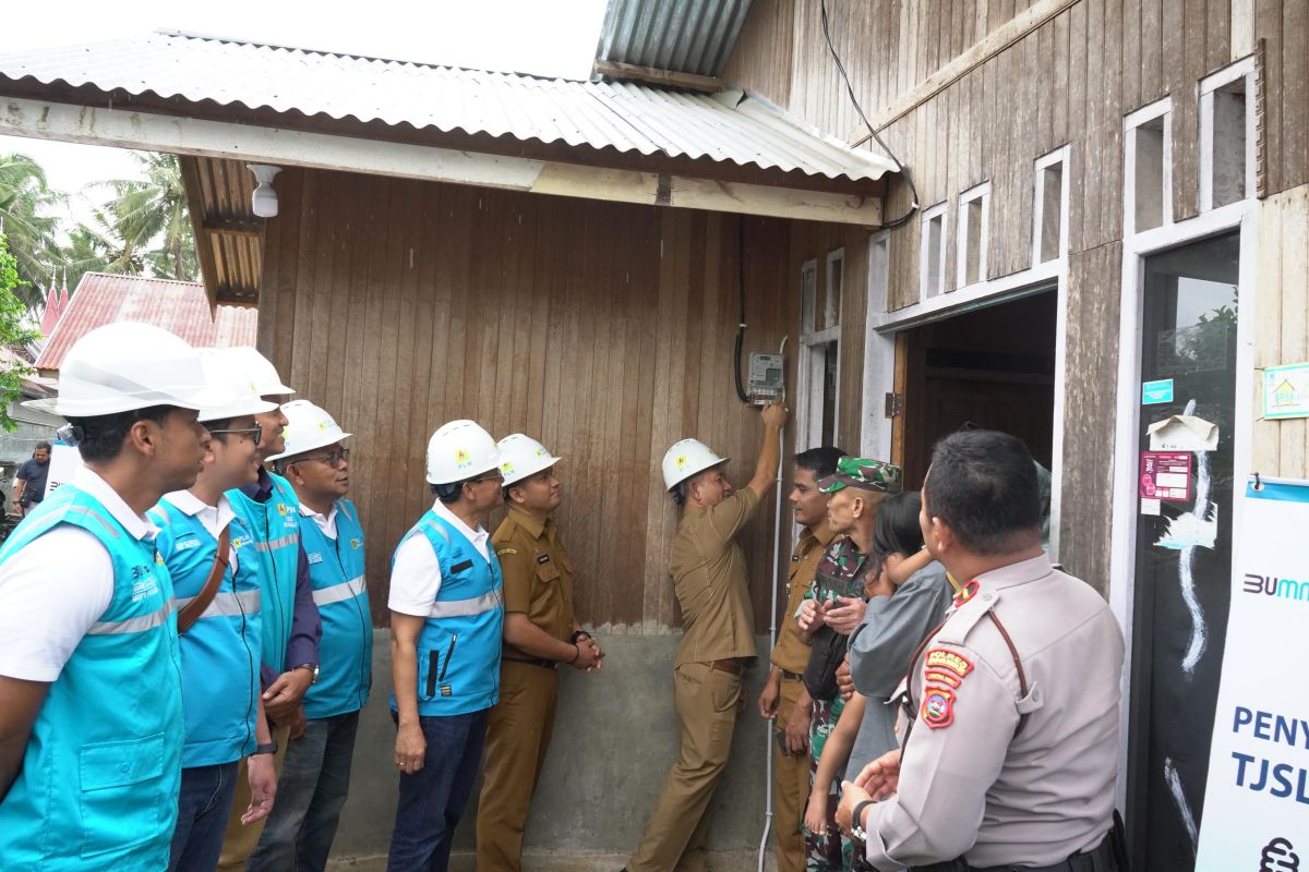 Sambut HPN, PLN UID Sumbar dan Haleyora Power salurkan listrik gratis untuk 109 rumah