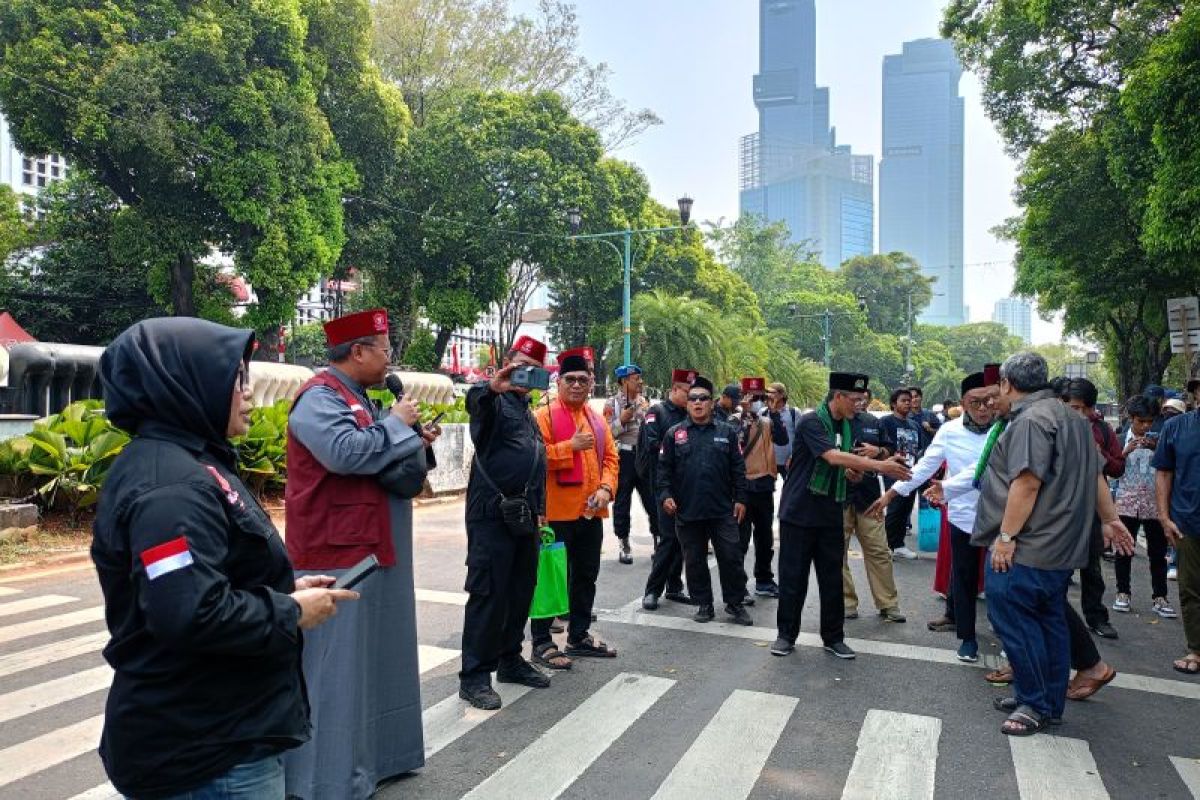 Massa mulai berdatangan di depan Gedung KPU RI