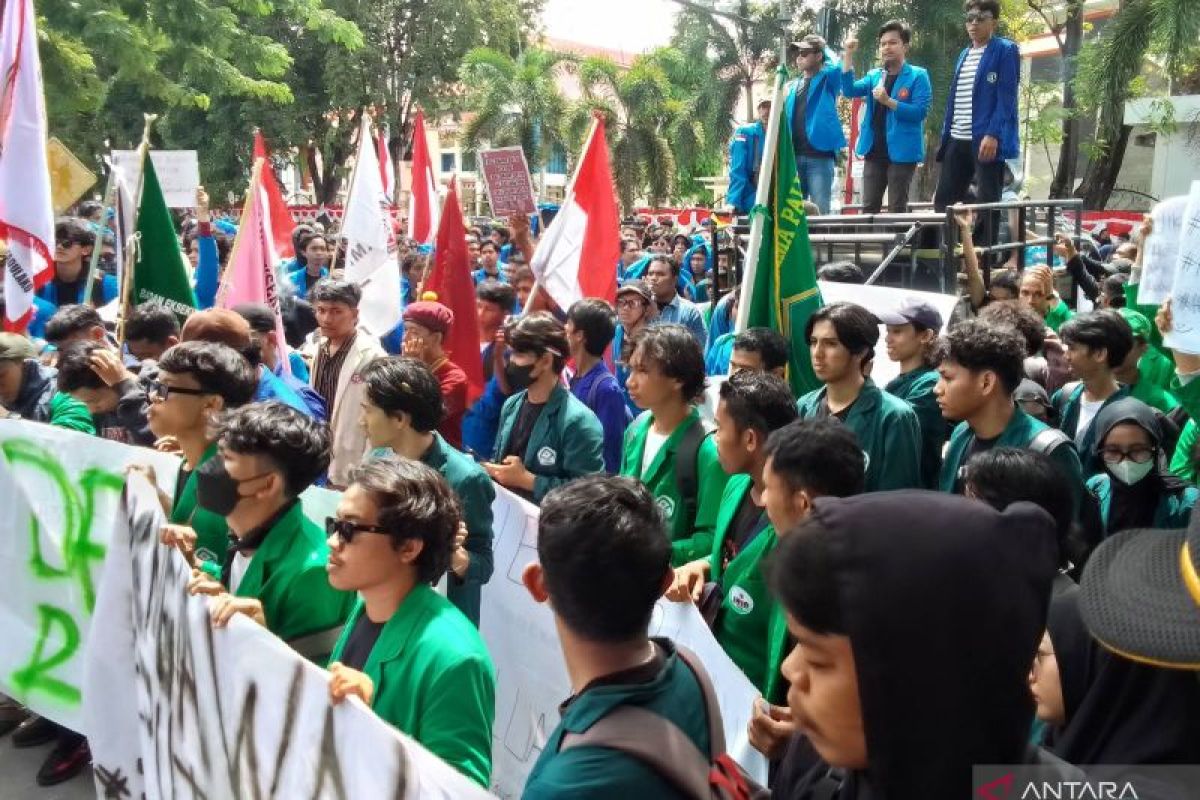 Ribuan mahasiswa di Kota Palu lakukan aksi kawal putusan MK