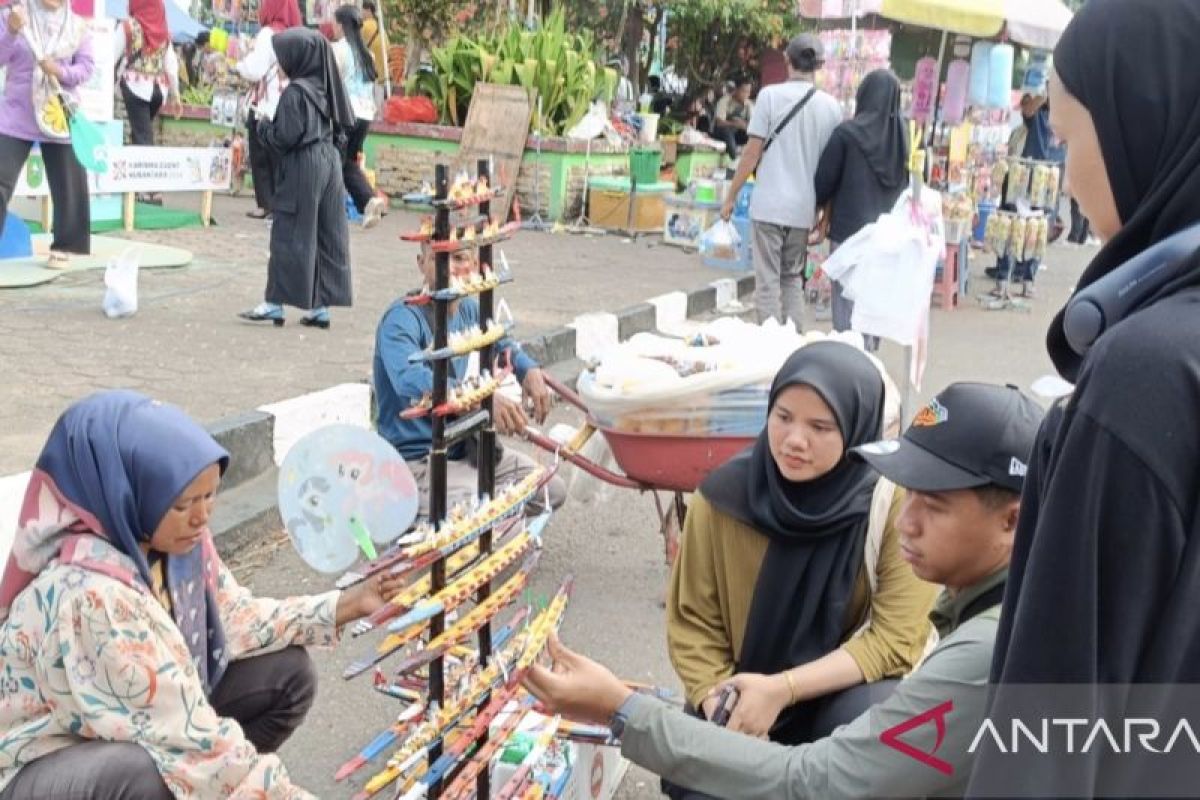 Pedagang miniatur jalur panen selama festival di Kuansing