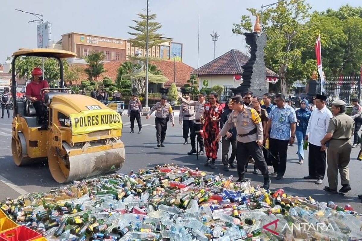 3.148 botol minuman keras dimusnahkan