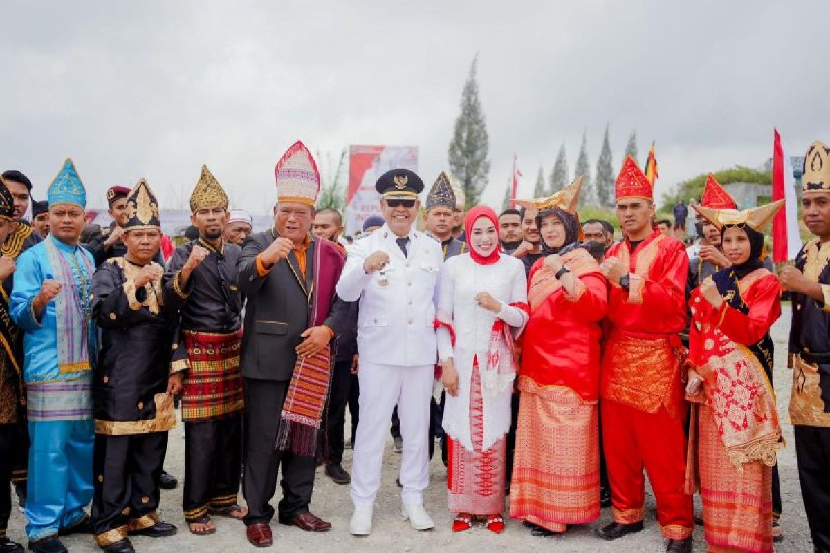 Tampil berbeda, Lapas Kelas III Alahan Panjang meriahkan upacara HUT RI Ke-79 kenakan baju adat