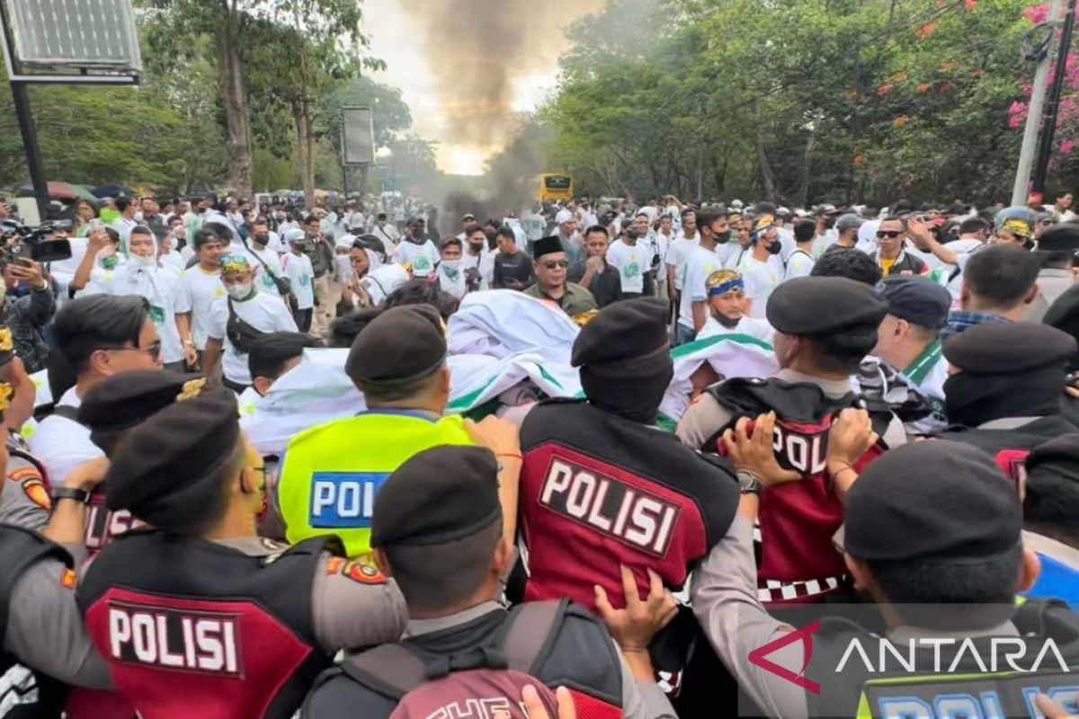 Massa beratribut PKB demo minta bubarkan muktamar