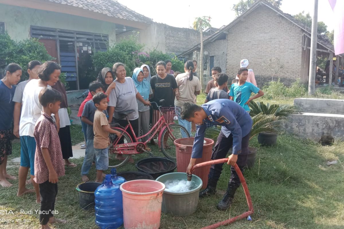 Damkarmat Lampung Selatan salurkan air bersih di daerah terdampak kekeringan