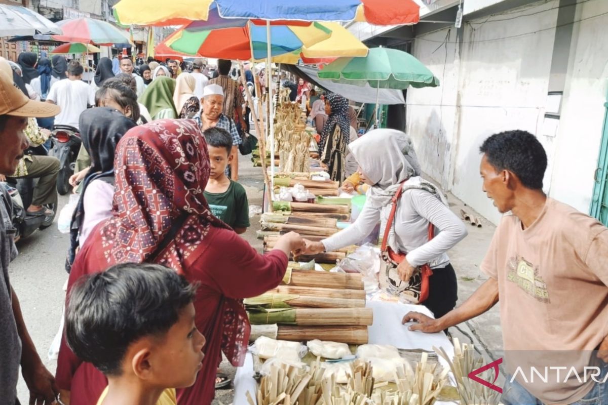 Berkah pedagang kecil selama Festival Pacu Jalur