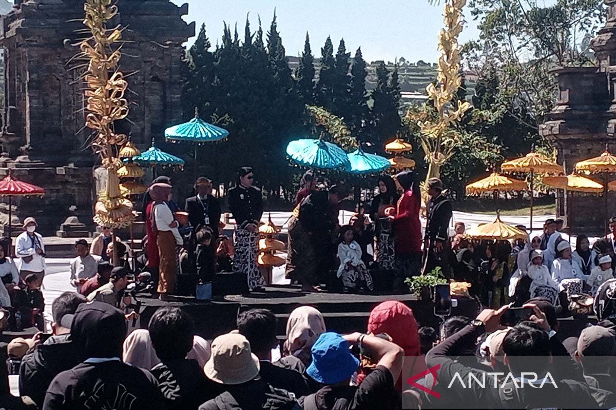 Ruwatan anak berambut gimbal di Dieng Culture Festival