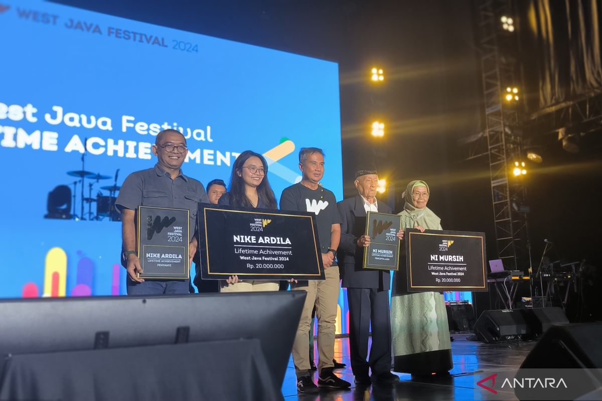 Pencipta lagu "Es Lilin"-Nike Ardilla dapat Lifetime Achievement