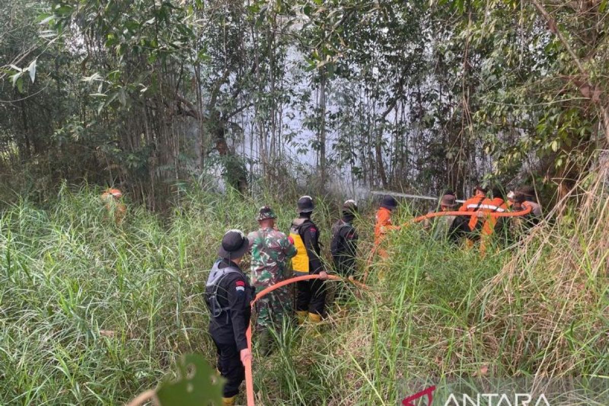 Tim gabungan kerahkan truk tanki pemadam saat padamkan karhutla OPI