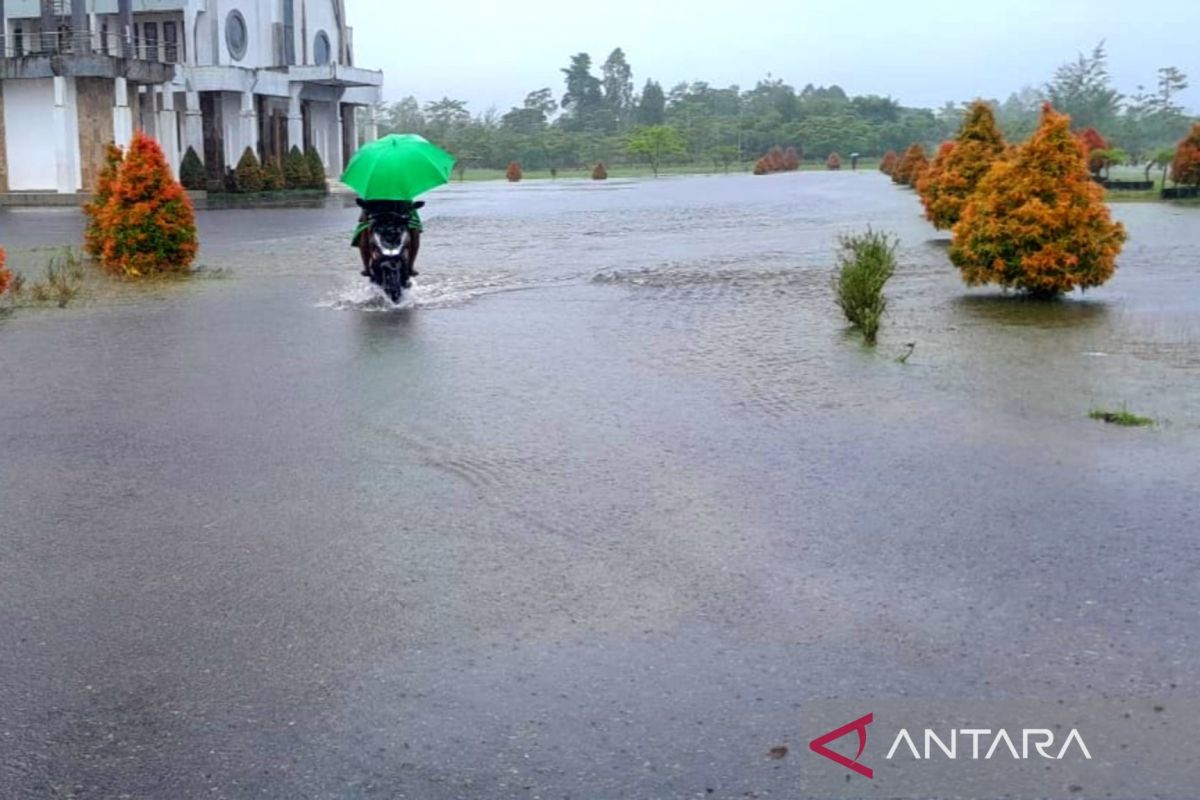 Hujan mengguyur mayoritas kota besar di Indonesia