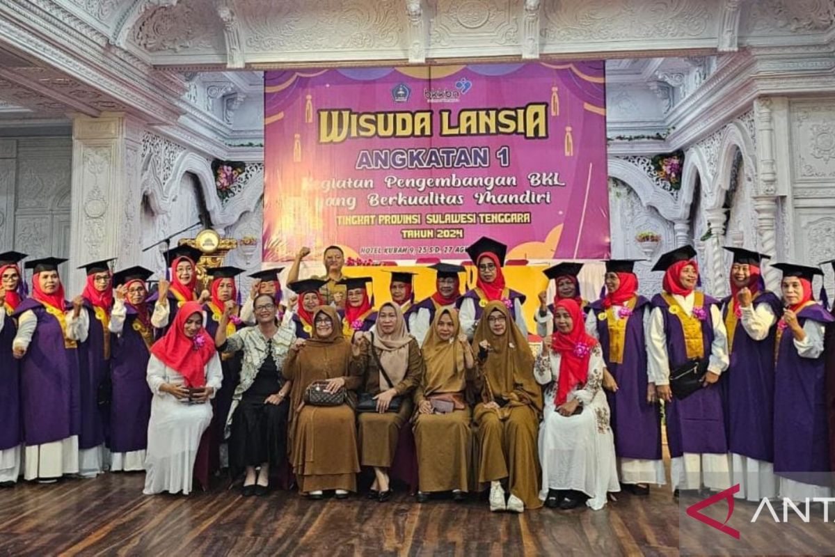 BKKBN Sultra luluskan 20 wisudawati pertama Sekolah Lansia Madani Kendari