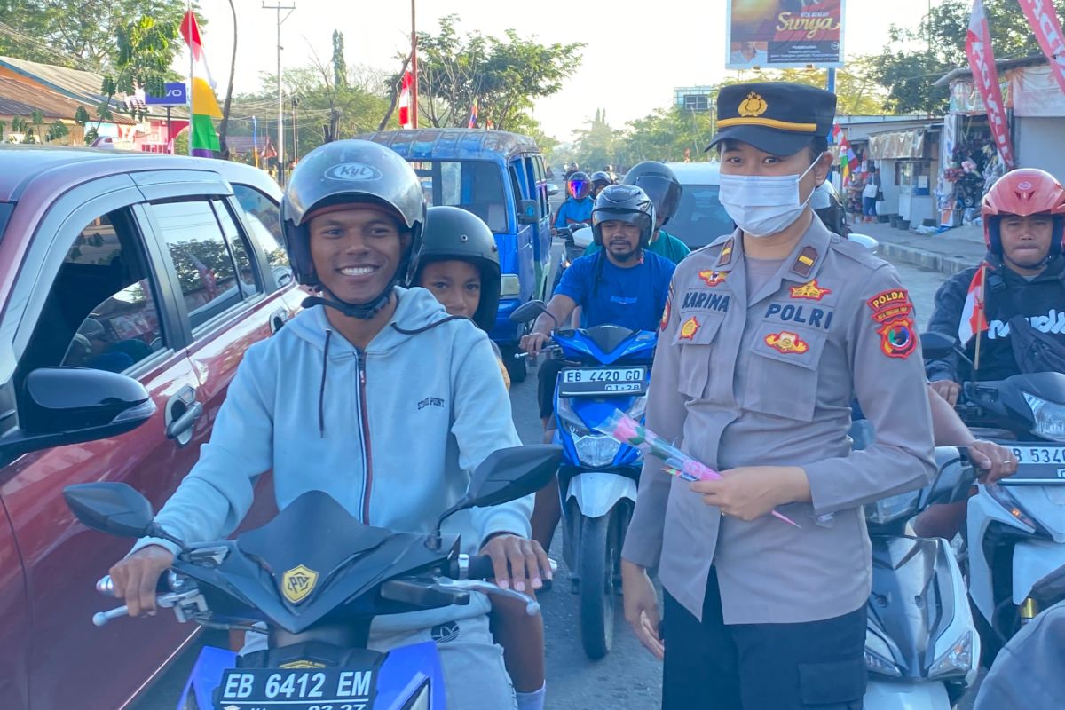 Polisi di Labuan Bajo bagi bunga dan cokelat jelang HUT Polwan