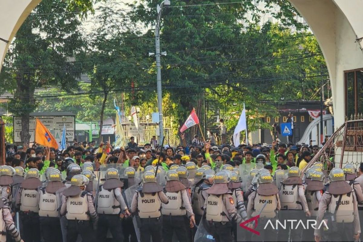 Demo di Semarang ricuh, polisi bubarkan aksi mahasiswa