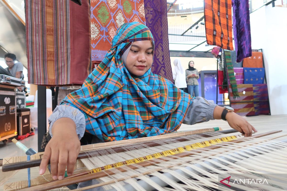 Merawat wastra tenun di NTB dari gempuran zaman