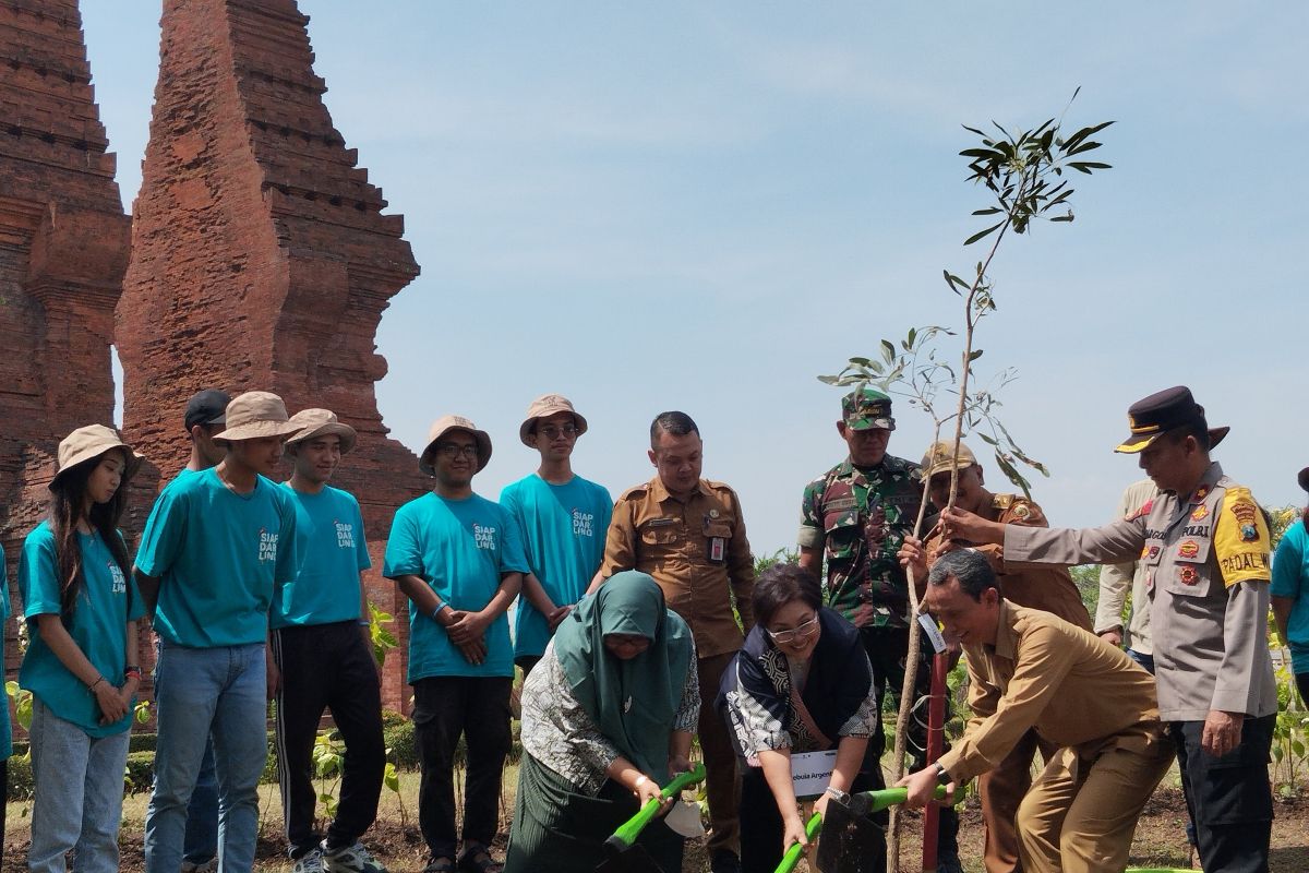 Generasi muda tanam pohon di Situs Sejarah Trowulan, Jatim, jaga kelestarian