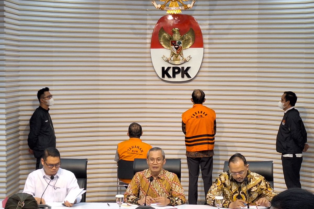 KPK tahan dua tersangka dugaan korupsi di PT Jasindo