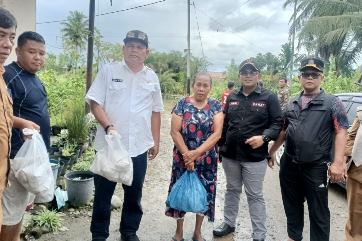 Pemkot Pariaman beri bantuan untuk warga terdampak banjir