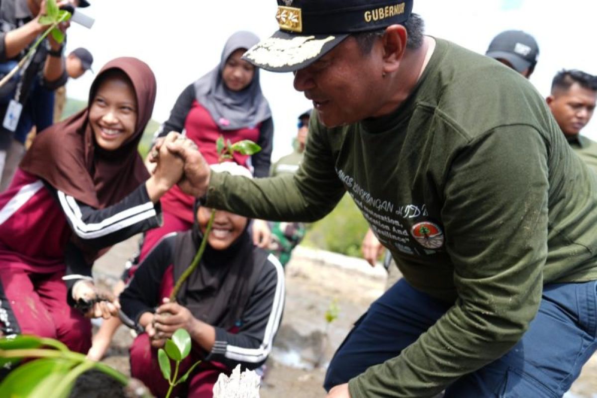 Pemprov Sulbar gencarkan penanaman mangrove turunkan IRBI