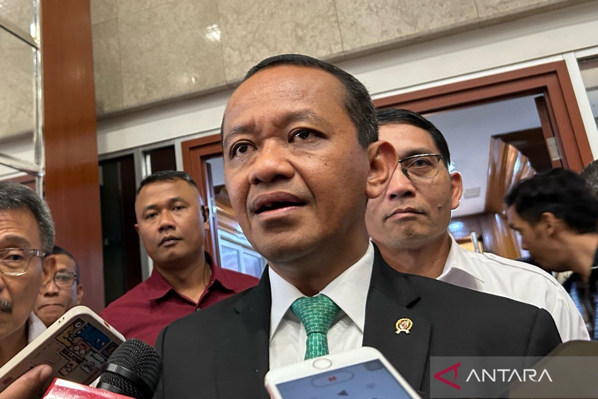 Menteri ESDM Bahlil bilang volume BBM bersubsidi disepakati turun