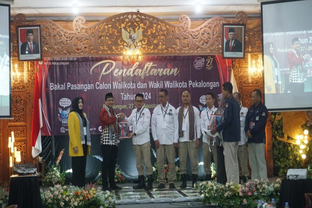 KPU Kota Pekalongan  terima berkas persyaratan pencalonan Aaf-Bilqis