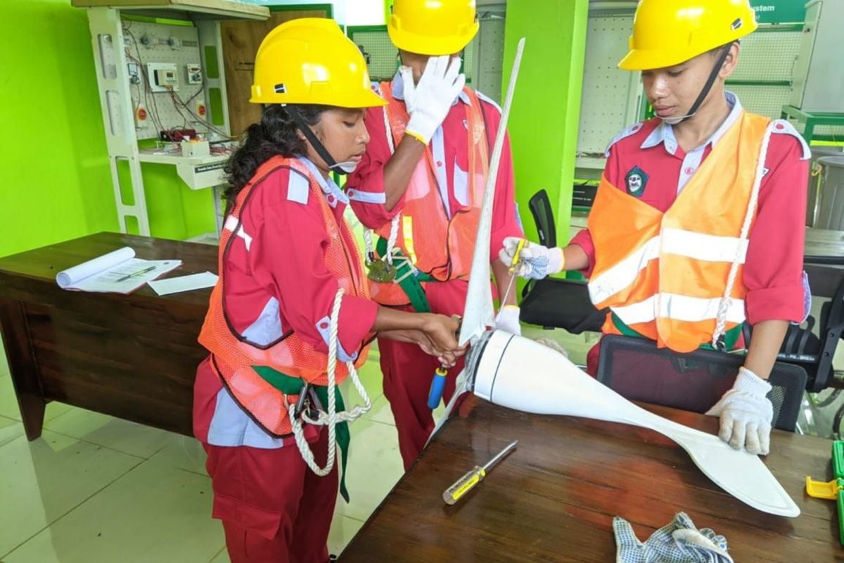 PLN NTT beri sertifikasi kompetensi energi baru terbarukan di SMKN 2 Soe