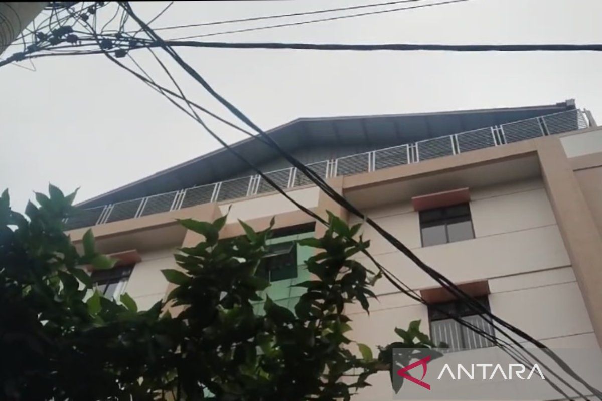 Siswa SD  tewas kena setrum saat angkat tiang bendera yang sentuh kabel listrik