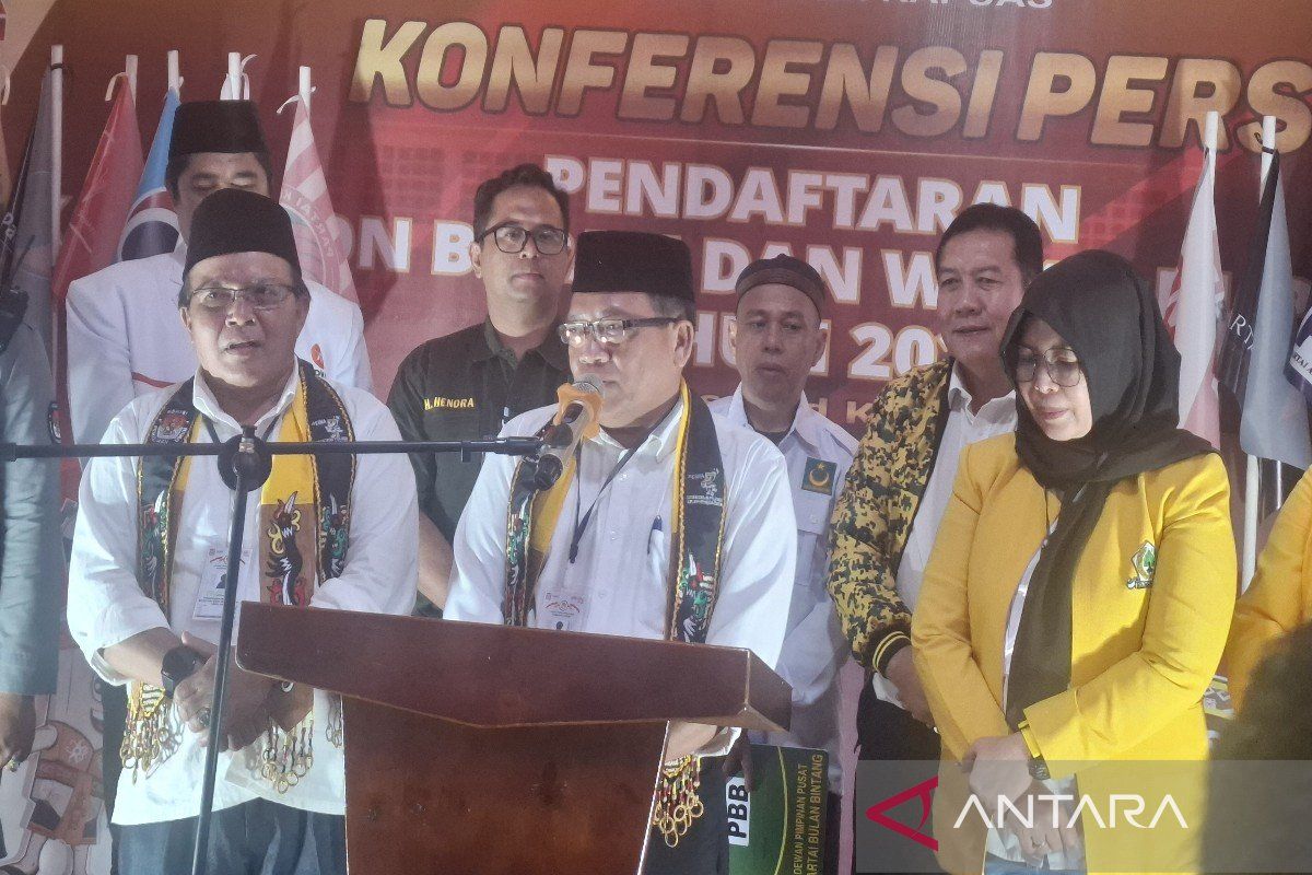 Ikuti Pilkada 2024, Erlin Hardi-Alberkat Yadi resmi daftar ke KPU Kapuas