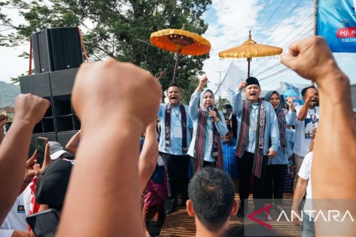 Ribuan Relawan antar pendaftaran Nurhidayah-Imam di KPU Lobar