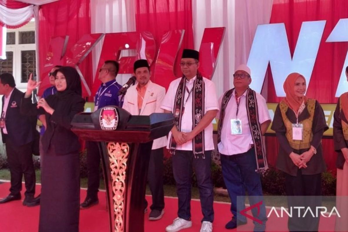 Pasangan bakal cagub/cawagub Zul-Uhel pendaftar pertama di KPU NTB