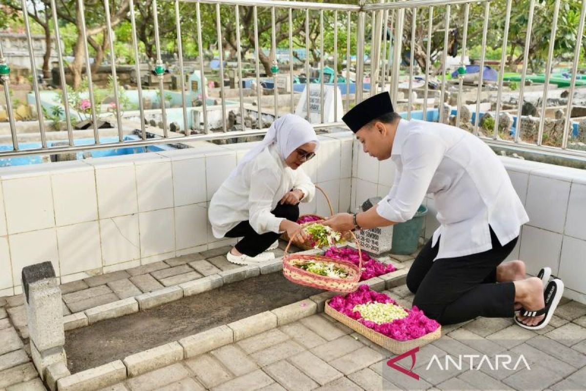 Eri Cahyadi ziarah ke mendiang ayahanda sebelum daftar ke KPU Surabaya