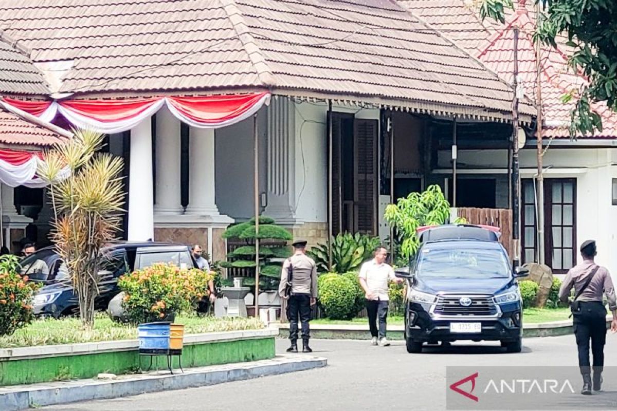 KPK geledah rumah dinas Bupati Situbondo  Karna Suswandi