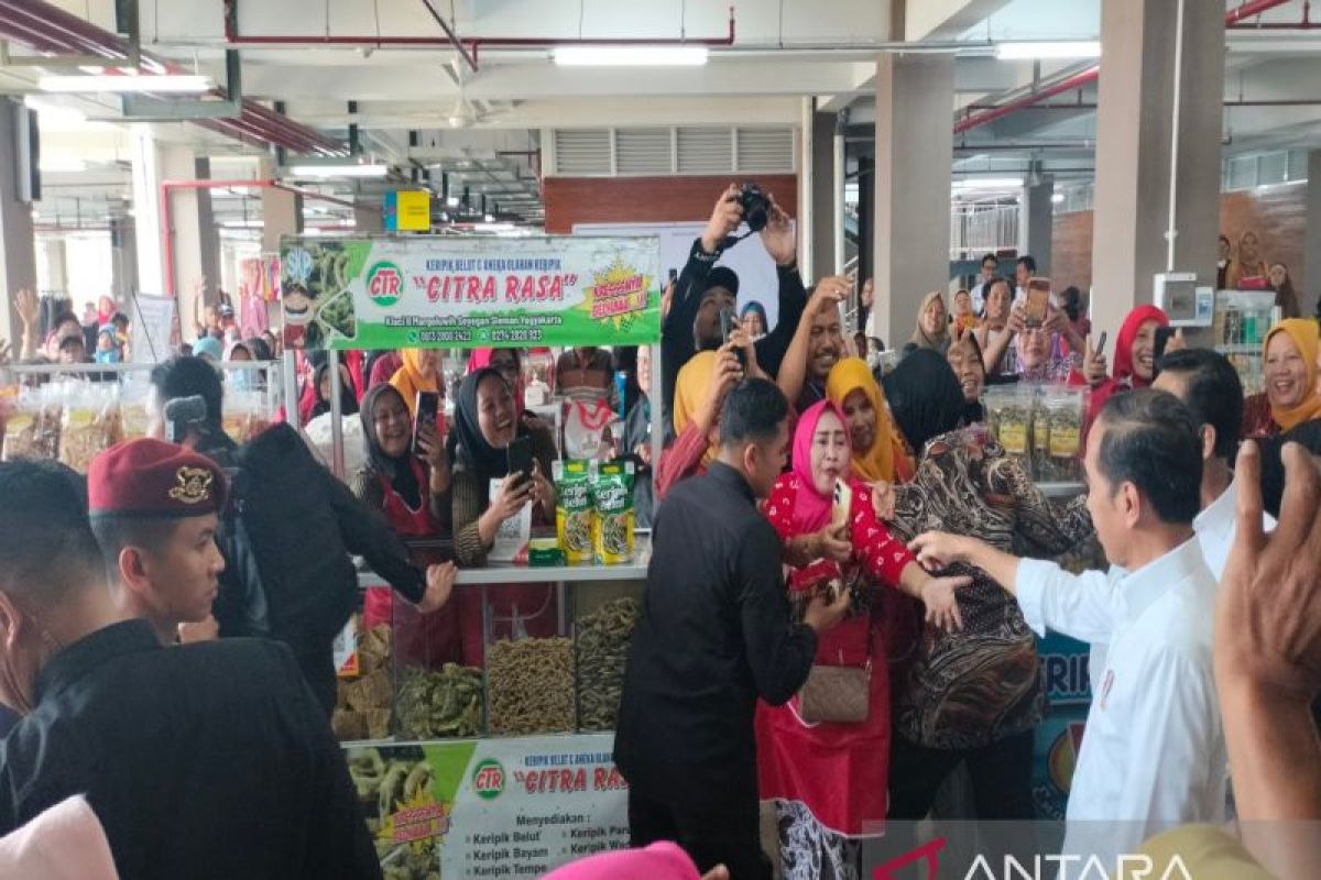 Ribuan pedagang dan pembeli Pasar Godean Sleman "serbu" Presiden Jokowi